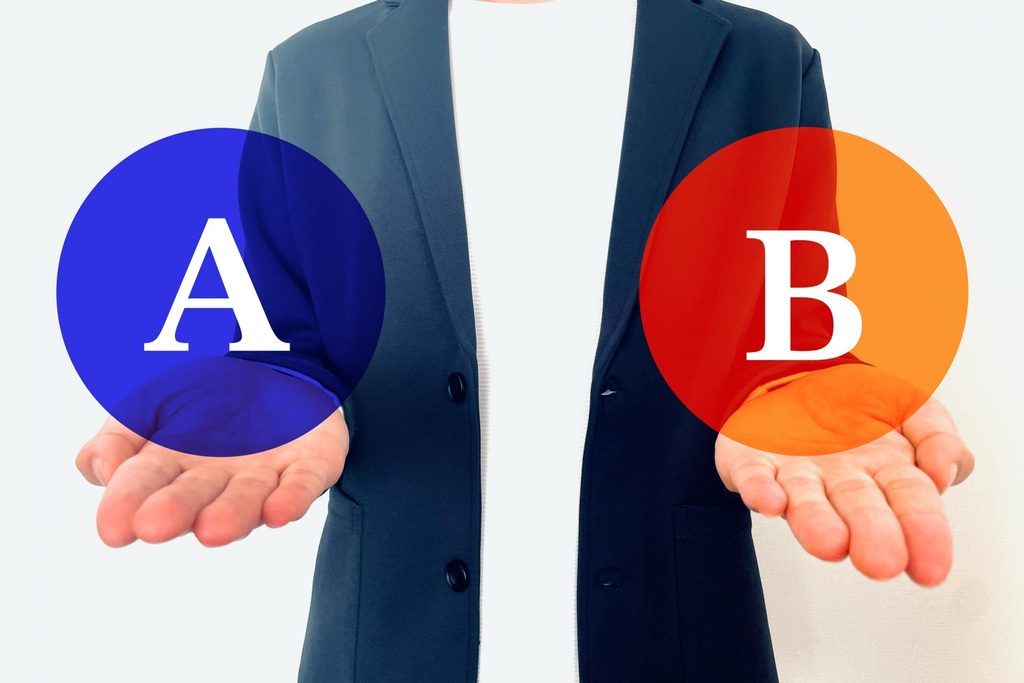 AとBの2つの選択肢を両手に示すスーツ姿の人物