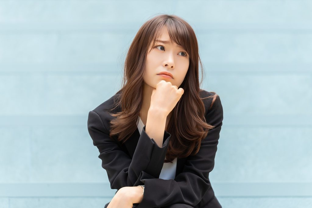 再就職手当について疑問を抱えて考え込む女性