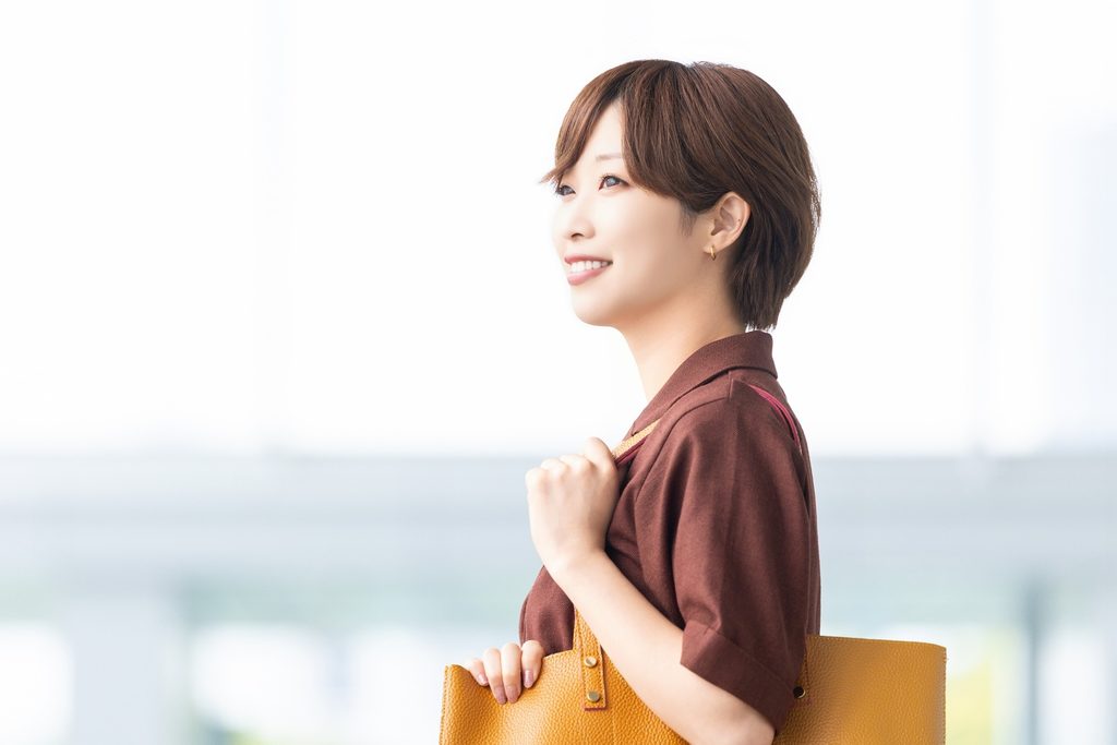 再就職が決まり前向きな表情で歩く女性