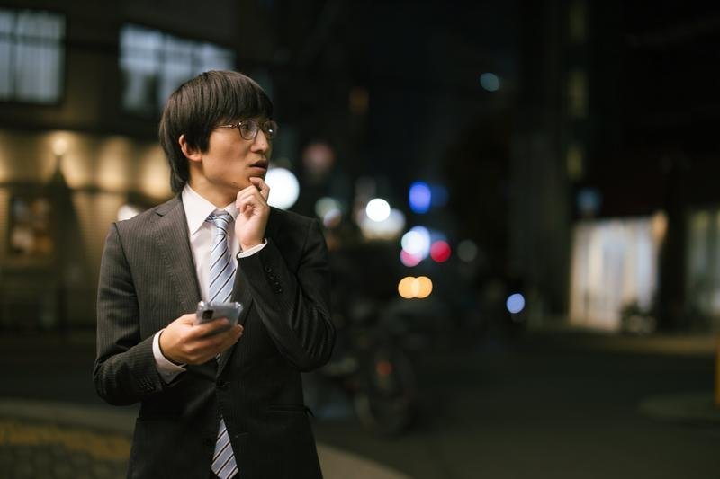 退職給付金の申請サポートの勧誘に迷う人